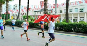 Türkiye ve dünyada yılın ilk yarı maratonu Adana’da, kentin Kurtuluş Günü’nde koşuldu.