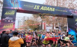 Adana 15. Uluslararası Kurtuluş Yarı Maratonu ve Halk Koşusu büyük coşku ve yoğun katılımla gerçekleşti