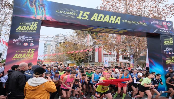 Adana 15. Uluslararası Kurtuluş Yarı Maratonu ve Halk Koşusu büyük coşku ve yoğun katılımla gerçekleşti